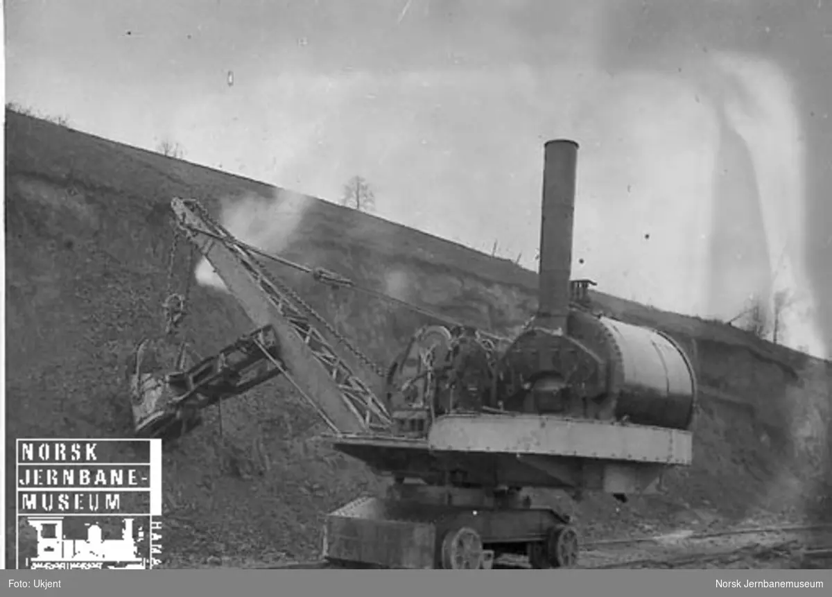 Hovedbanens skinnegående gravemaskin - Excavator - i bruk