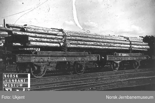 Kongsvingerbanens tømmervogner litra K nr. 2257 og 2204 lastet med langtømmer