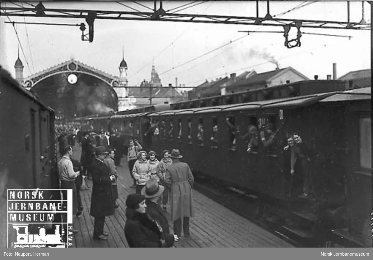 Reisende på plattformen på Østbanen i påsketrafikken