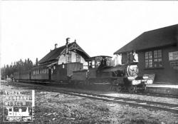 Damplokomotiv type XI nr. 52 "Venus" med tog på Skoger stasj