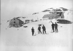 Bergensbanens anlegg; menn på ski med brakker på Hallingskei