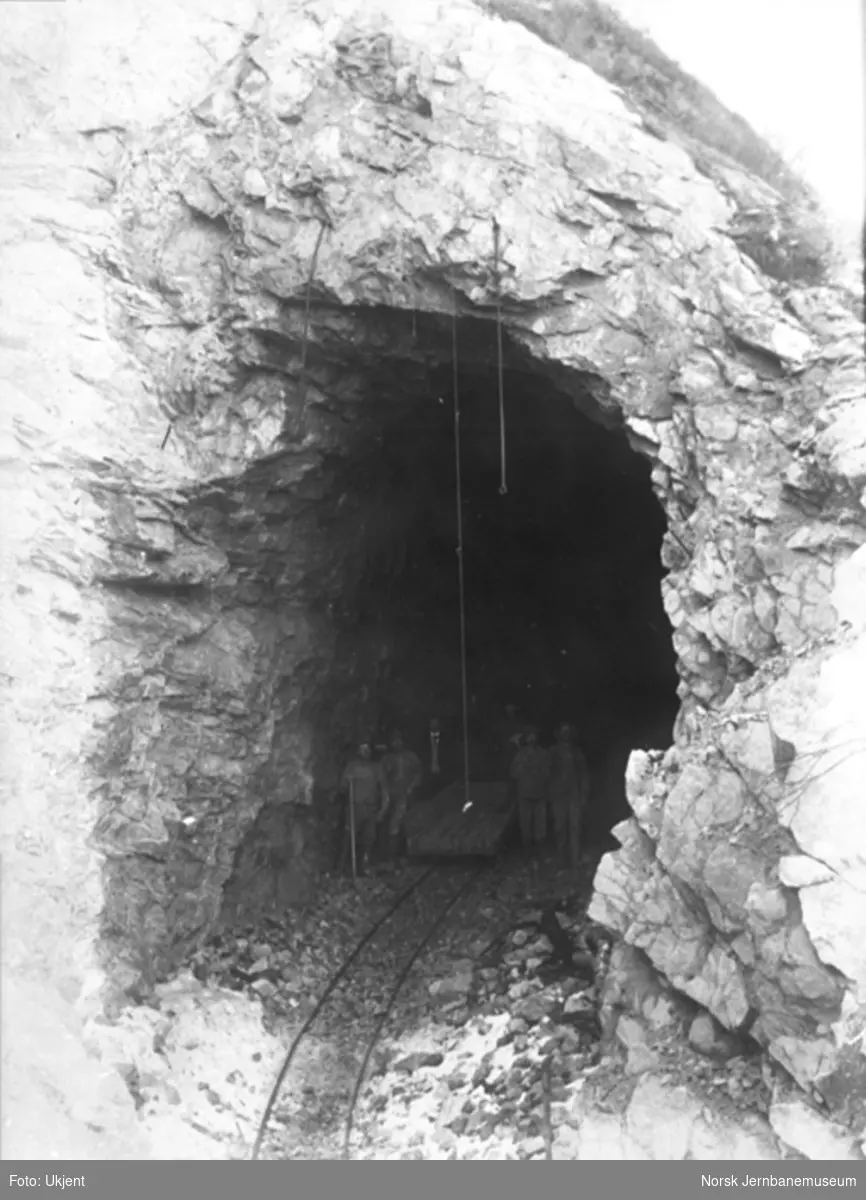 Bergensbanens anlegg; anleggsarbeidere i åpningen til Kleivane tunnel