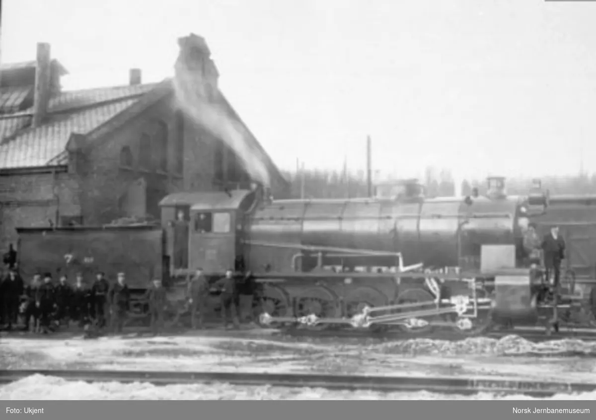 Damplokomotiv type 29a nr. 169 med personale utenfor stallen i Narvik