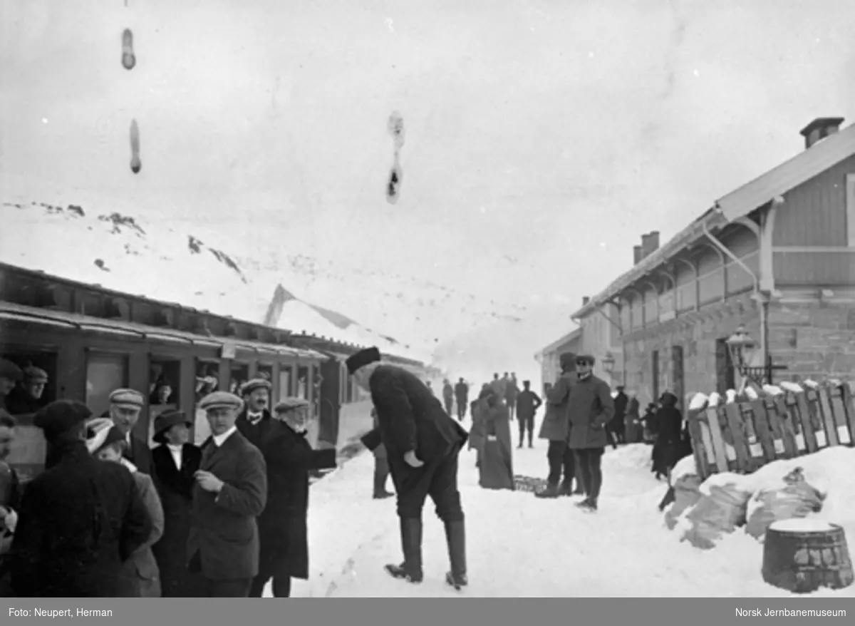 Tog og reisende på Haugastøl stasjon vinterstid