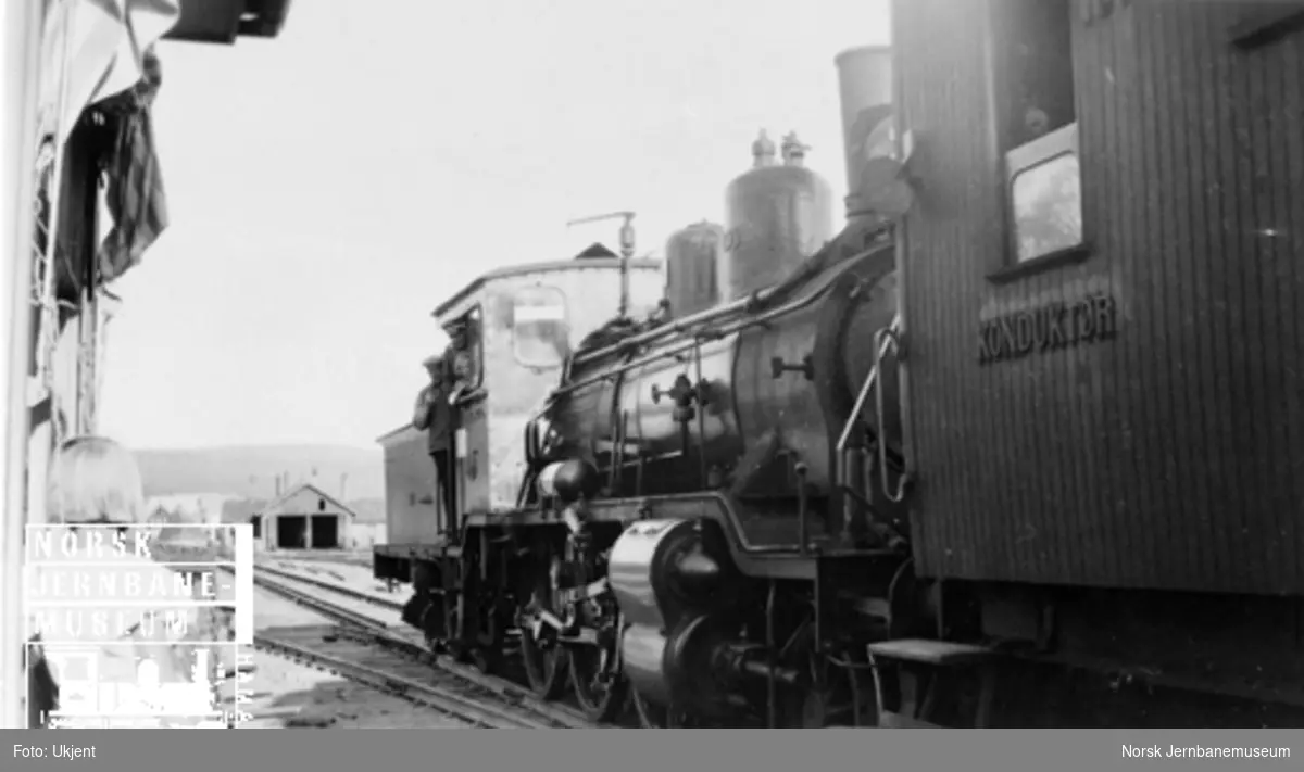 Det første normalsporede sørgående toget på Røros stasjon før avgang kl. 09.00 25. juli 1941 med damplokomotiv type 21e nr. 150