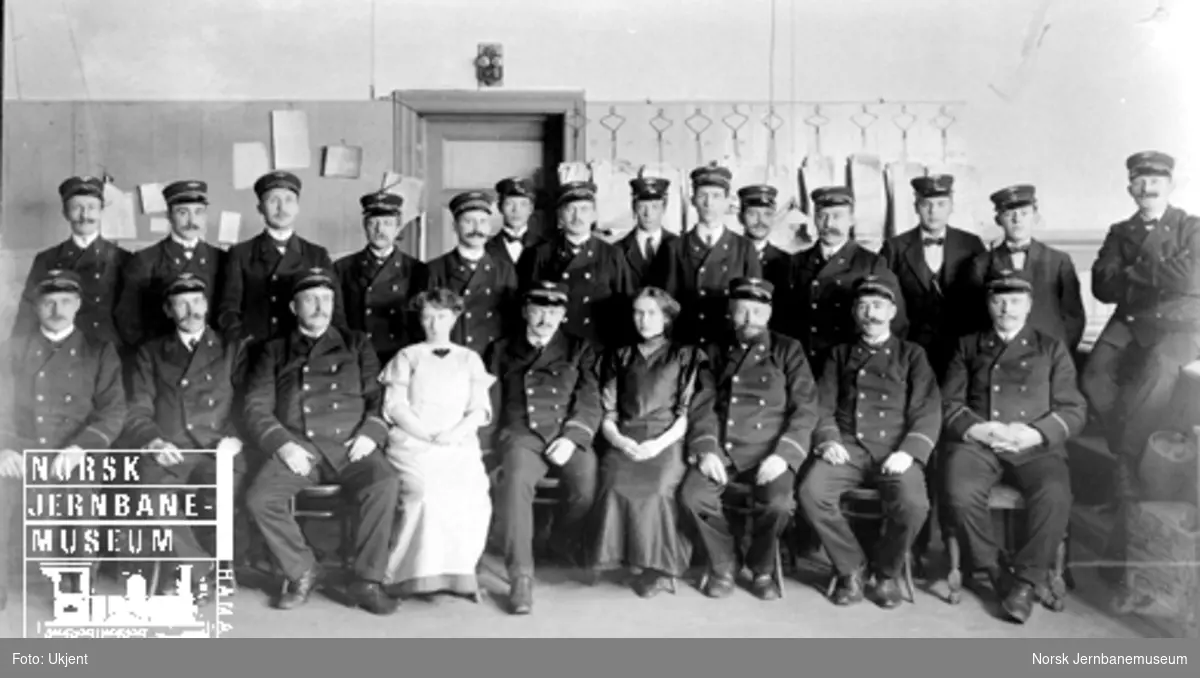 Gruppebilde av personalet på en avdeling på Trondheim stasjon