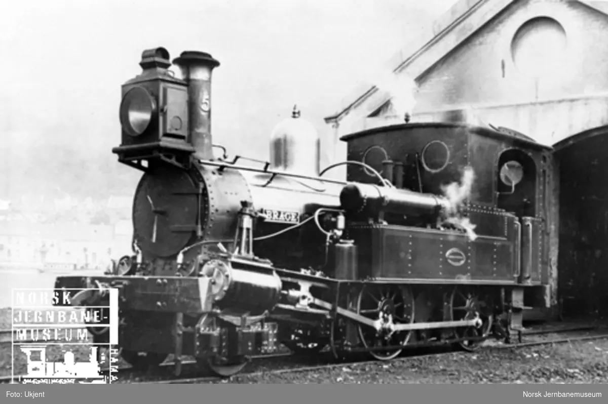 Damplokomotiv type IV nr. 5 "Brage" utenfor lokomotivstallen på Bergen stasjon