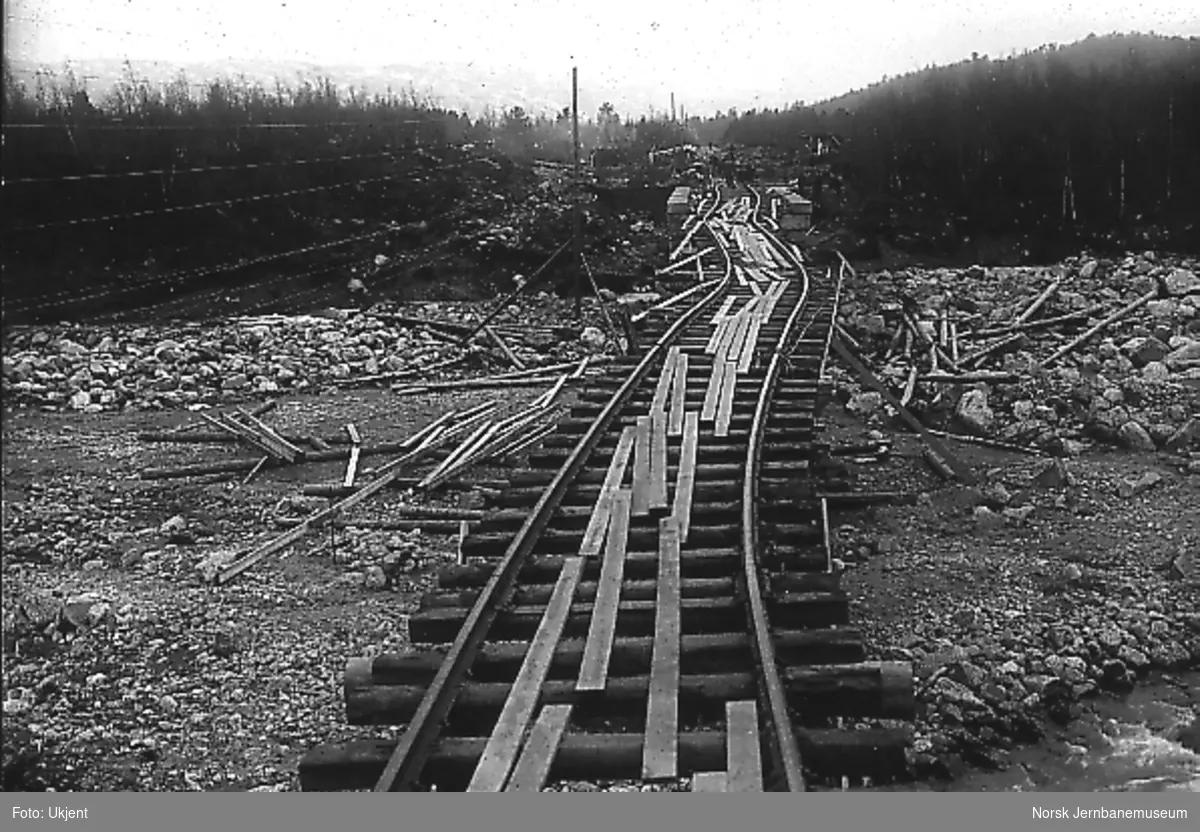 Skinnegangen ved Brusletto på Geilo, muligens etter flomskaden i mai 1917 da Bardøla rev med seg jernbanefyllingen