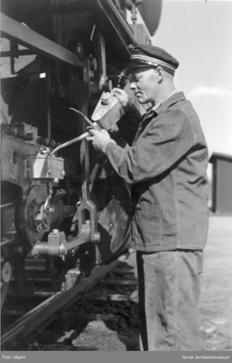 Smøring av damplokomotiv type 63a "stortysker" under stasjonsopphold