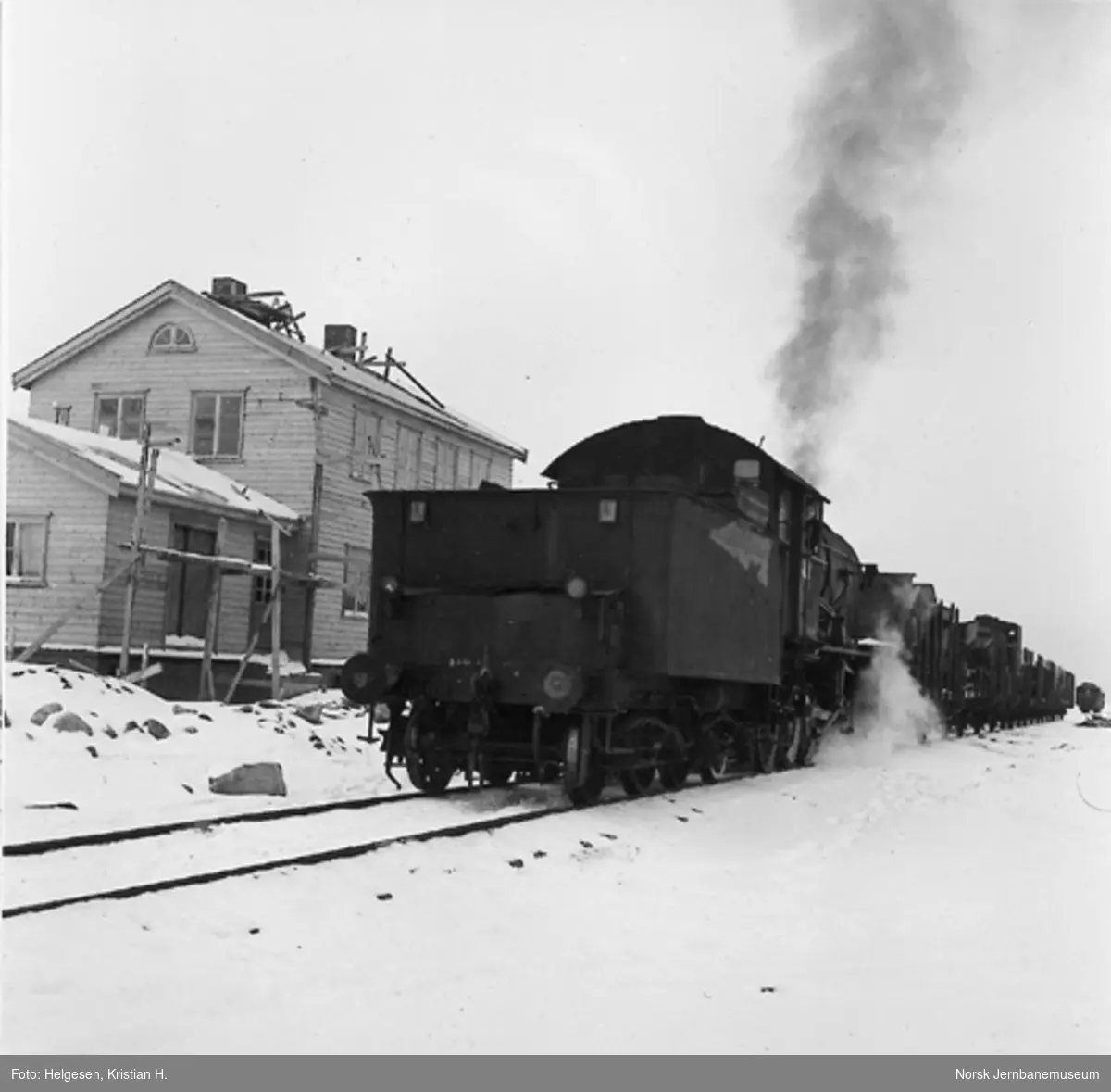 Damplokomotiv type 33a nr. 323 med arbeidstog på Semska eller Stødi stasjon