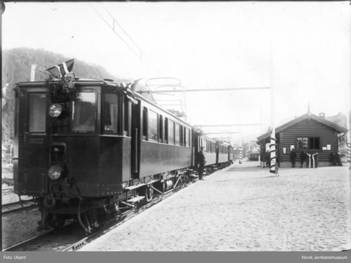 Thamshavnbanens åpningstog på Løkken i 1910, med elektrisk motorvogn nr. 6 nærmest, to personvogner og salongmotorvognen