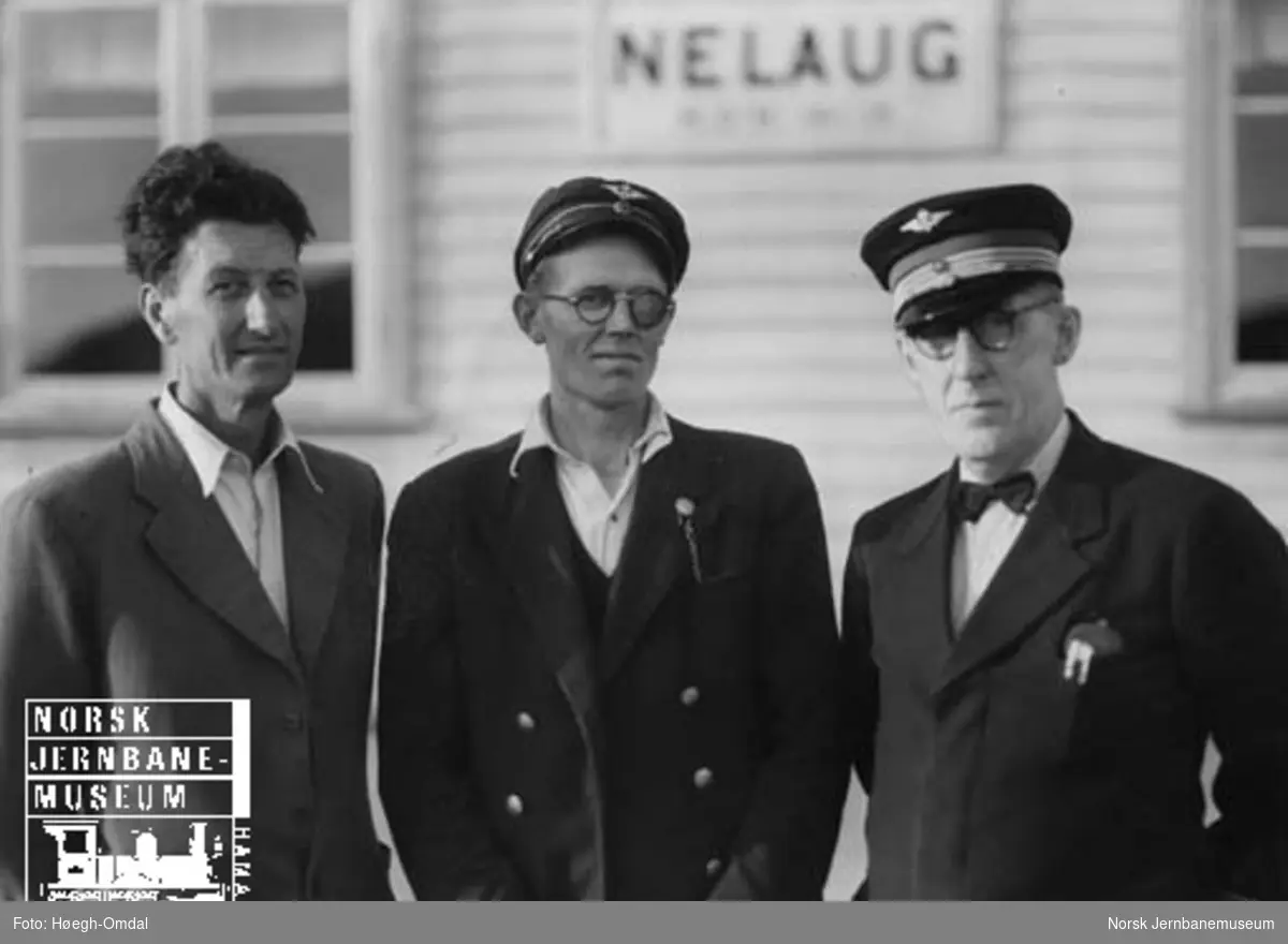 Gruppebilde av baneformann Ødegård, sporskifter Messel og stasjonsmester Haugen på Nelaug stasjon