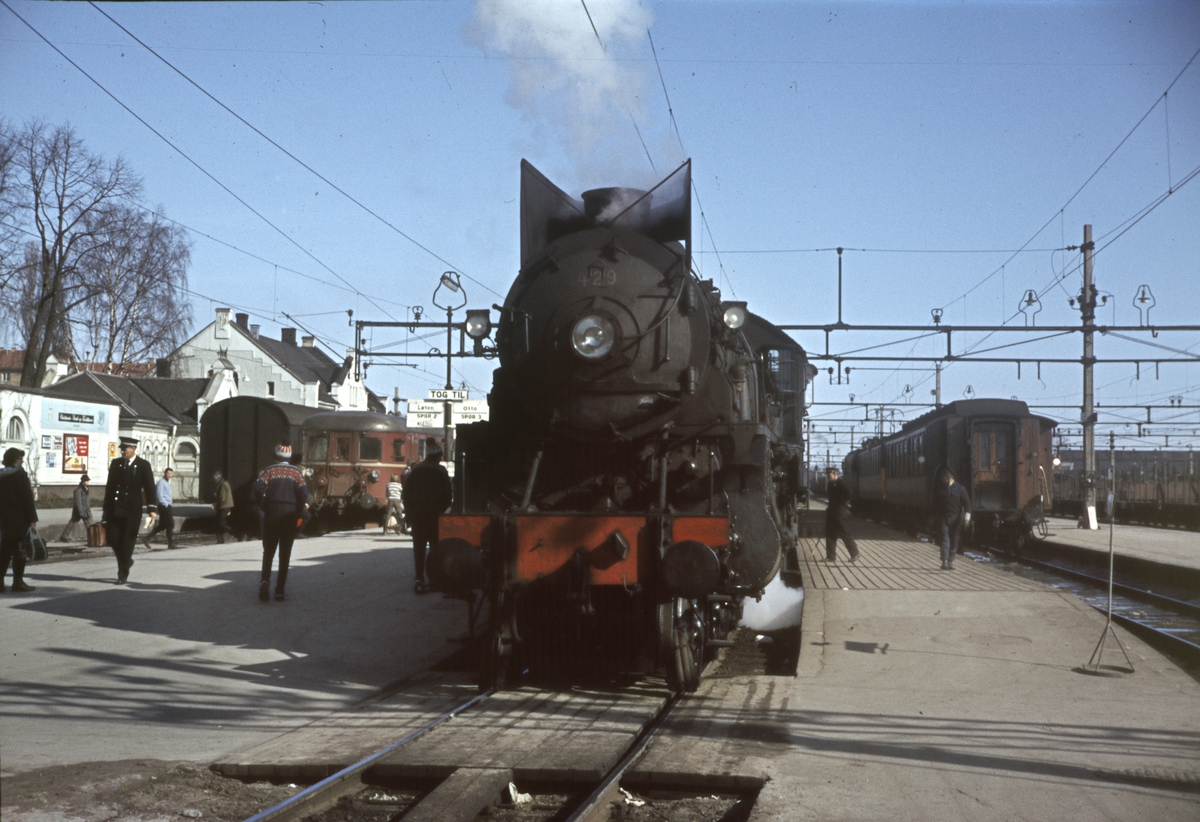 Damplokomotiv type 31b nr. 429 med påsketog til Otta i spor 3, tog til Løten i spor 2 og tog 324 til Strandlykkja i spor 4