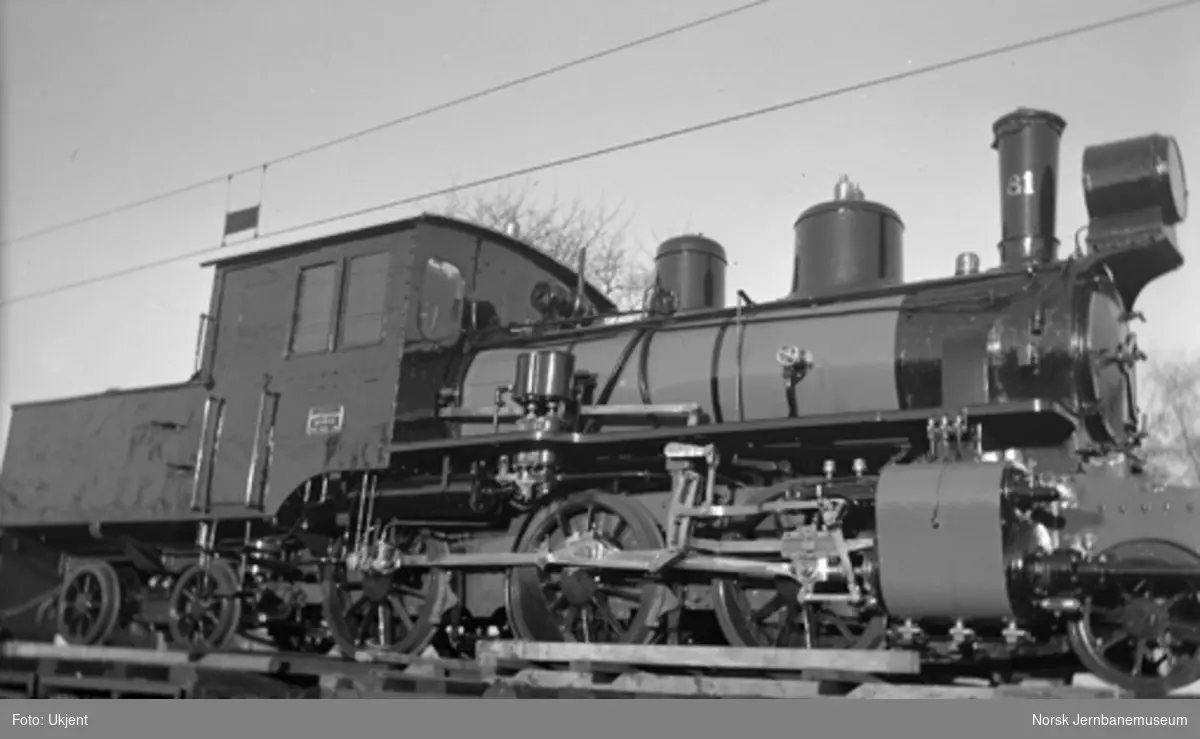Damplokomotiv type XXVI nr. 81 fra Vestfoldbanen opplastet på vogn på Hamar stasjon