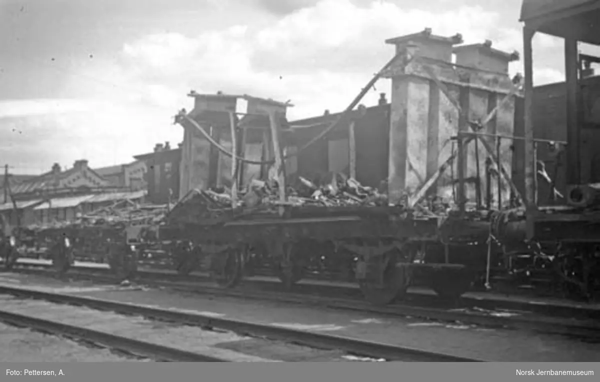 Godsvogn litra H3 med brent vognkasse, trolig etter ødeleggelsene på Dombås stasjon