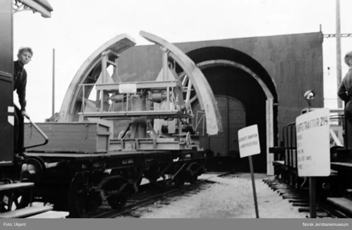Godsvogn med utstyr for tunnelutmuring med støpte lameller på Jubileumsutstillingen