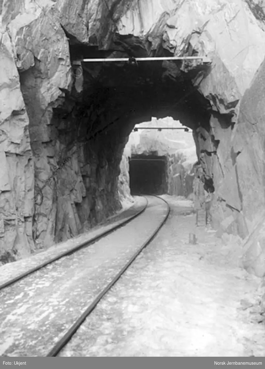 Tunnellene under Notodden sentrum. Linjen ble lagt om da Bratsberg.banen sto ferdig. Den nærmeste tunnellen ble overflødig og ligger i dag under  E-134.