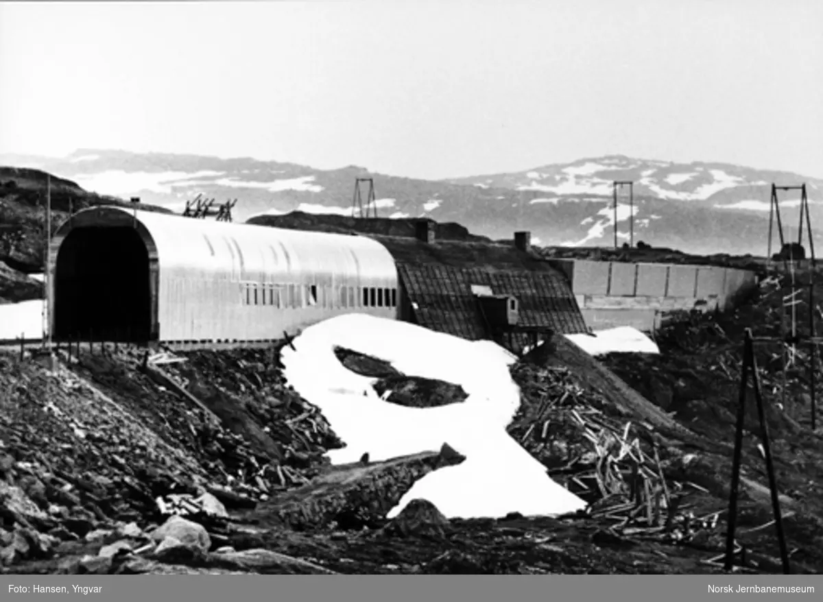 Snøoverbygg ved Høghelleren; til venstre en forholdsvis ny konstruksjon og i midten en gammel type