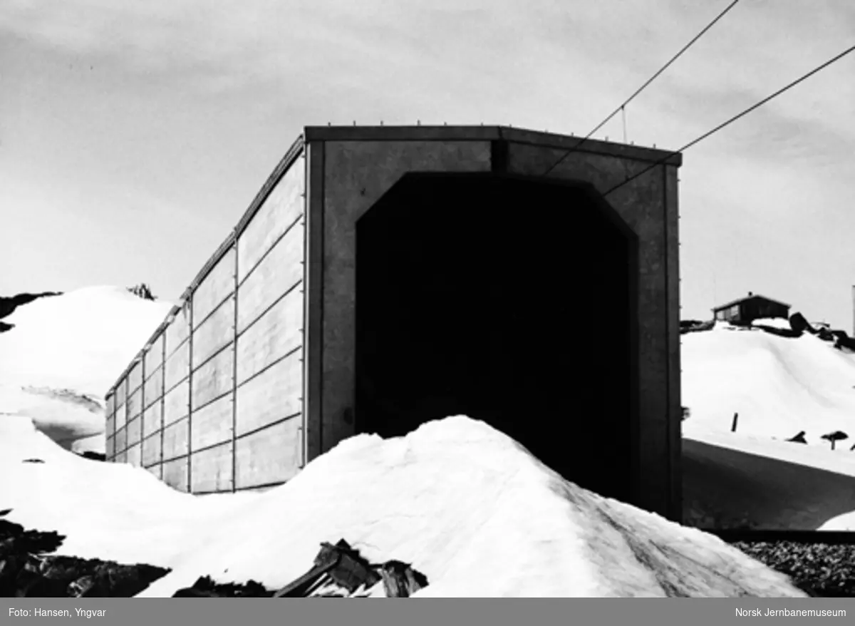 Snøoverbygg ved Torbjørnstøl øst for Finse; betongelementbygg