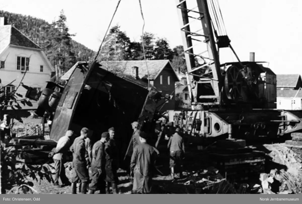 Løfting av avsporet damplokomotiv type 21e nr. 207 med kranvogn