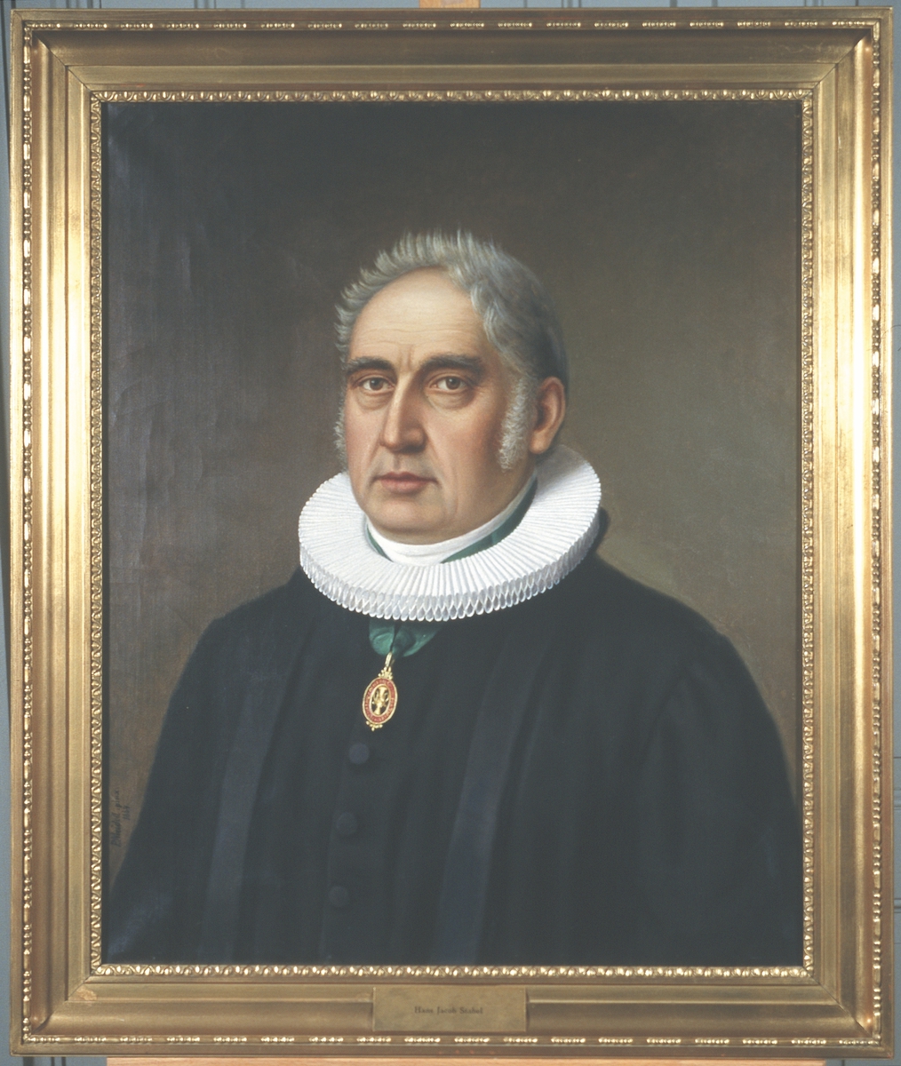 Portrett av Hans Jacob Stabel. Prestekjole og pipekrave. Medalje eller orden i grønt bånd rundt halsen.