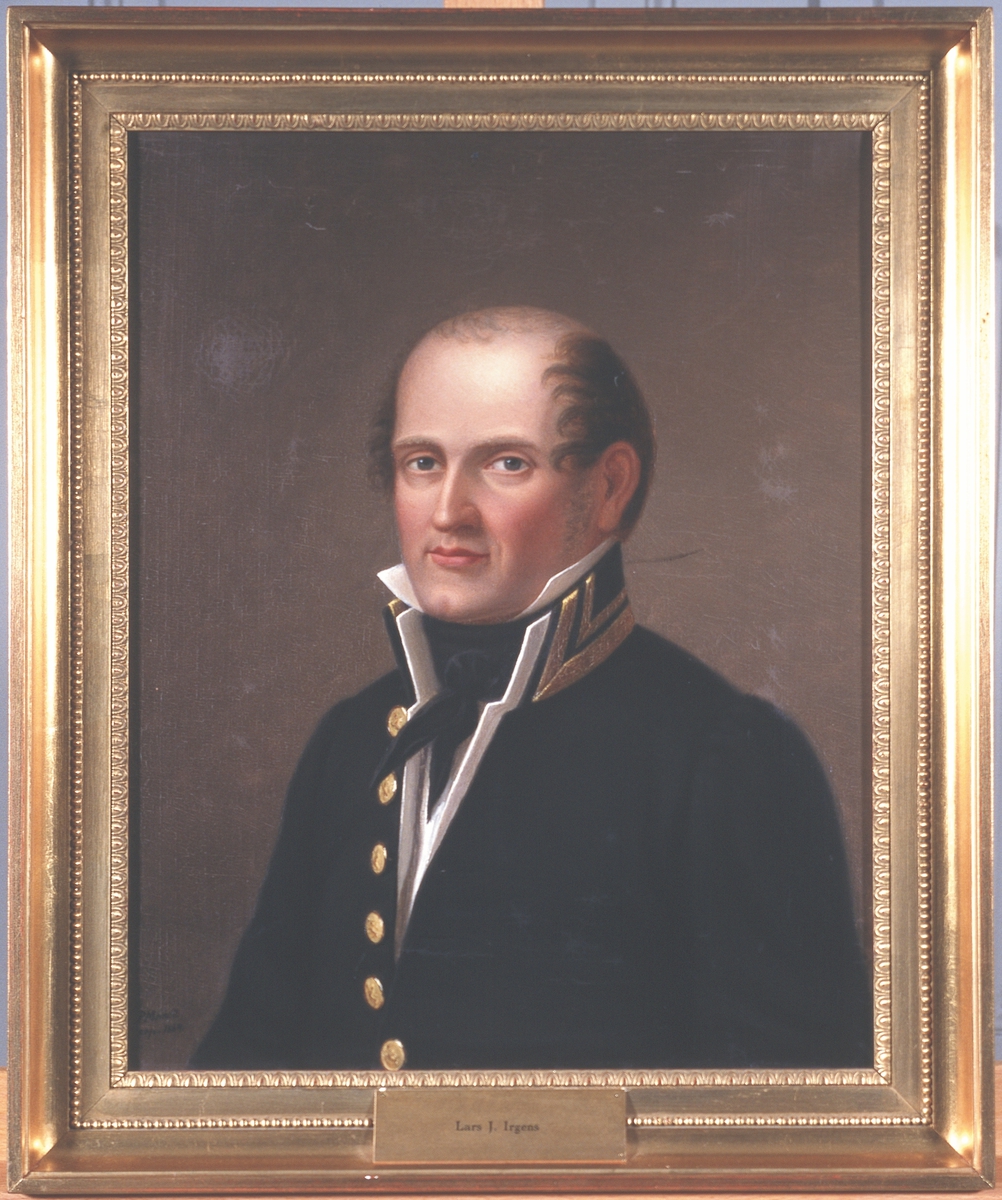 Portrett av Lars J. Irgens. Mørk uniform, hvit vest og skjorte, svart halsbind.