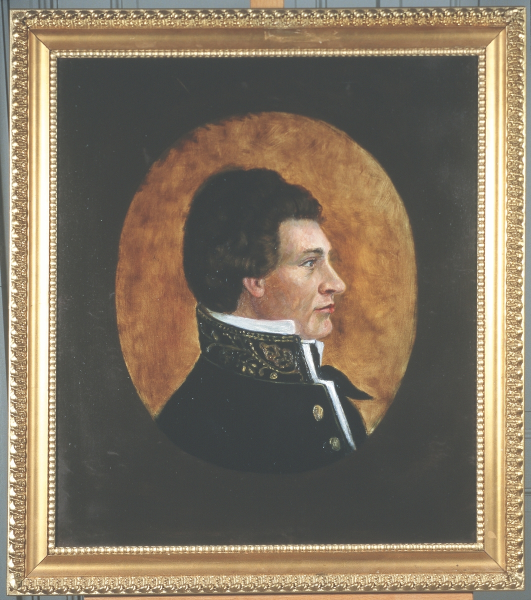 Portrett av eidsvollsmann Christian Adolph Diriks
Mann med mørkt, fyldig hår, profil.  Uniform med høy, dekorert krage, hvit høy snipp og mørkt halsbind,  2 knapper.  Innskrevet i oval med gyllen farge, ellers mørk bakgrunn.