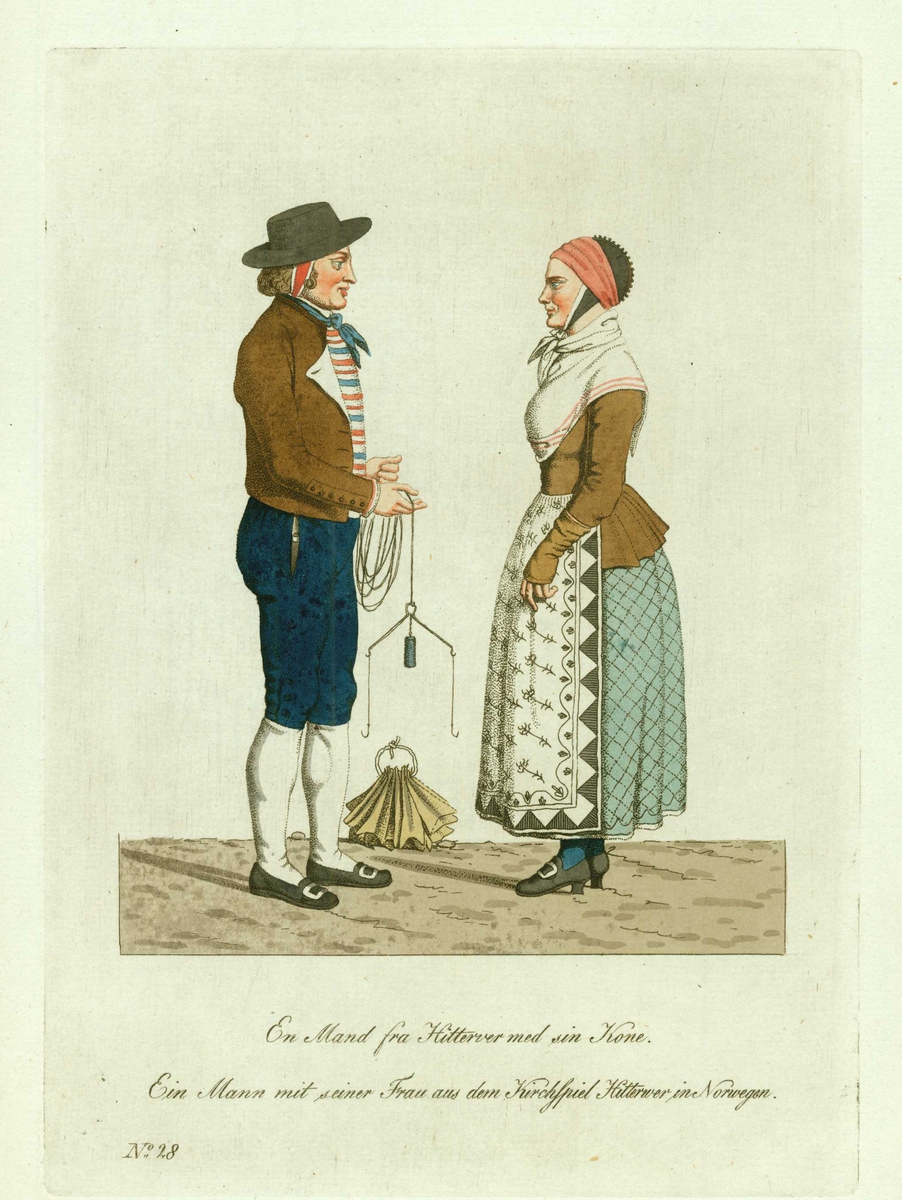 Mann og kone i folkedrakter fra Hitra, Nord-Fosen, Sør-Trøndelag, han med vekt i hånden, på bakken et knippe tørrfisk.