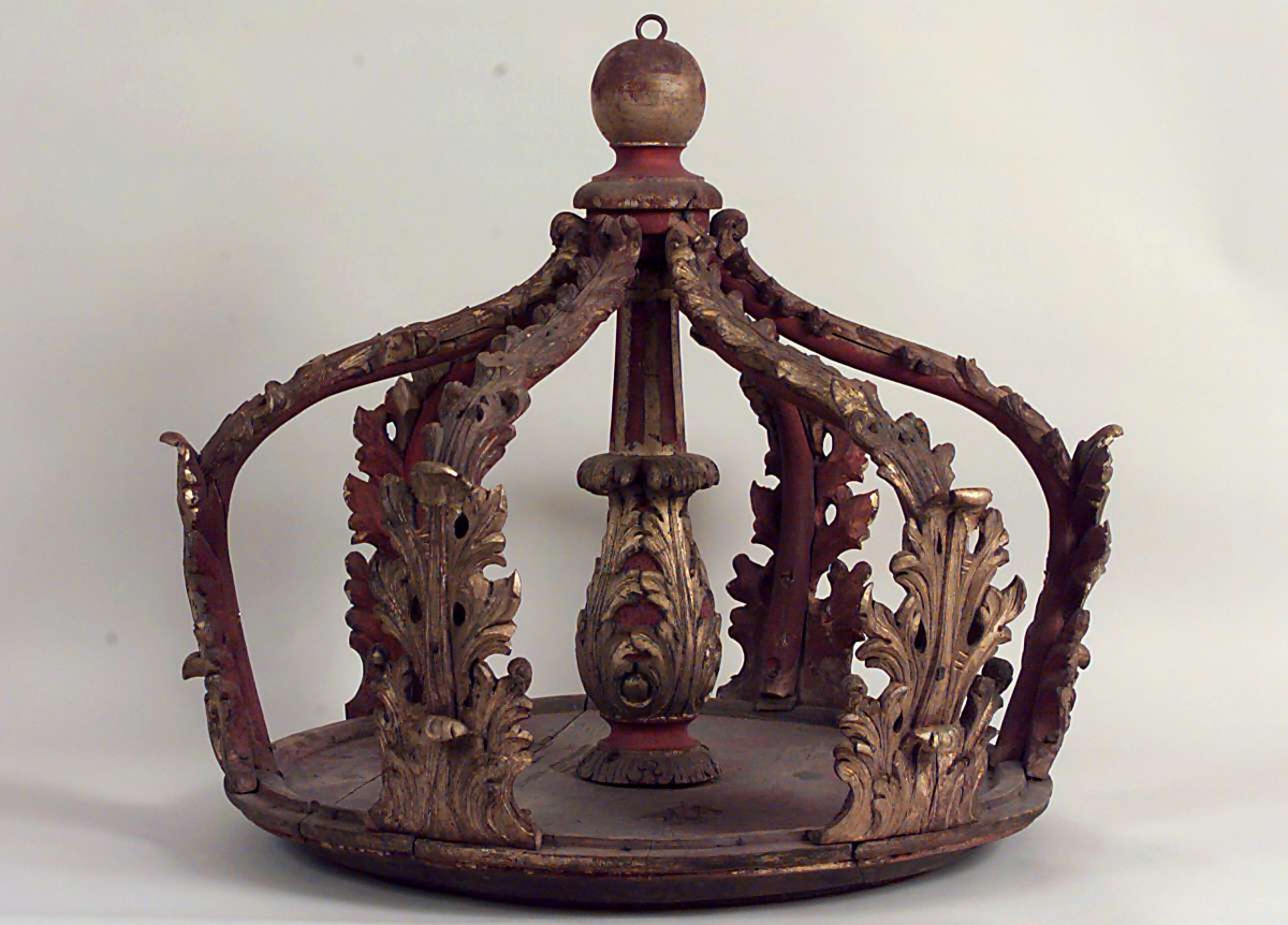 Skåret av bilthugger Torsten Hoff (d.1754) fra Christiania, som laget mye kirkeinventar på 
Østlandet, og dessuten skar mange modeller til ovnsplater. Hoff er en av de mest representative mestrene innenfor en egen utforming av rokokko og regence - den såkalte "båndakantus-stilen". Kirkekunsten spredte impulser videre til treskjærerne på bygdene.
