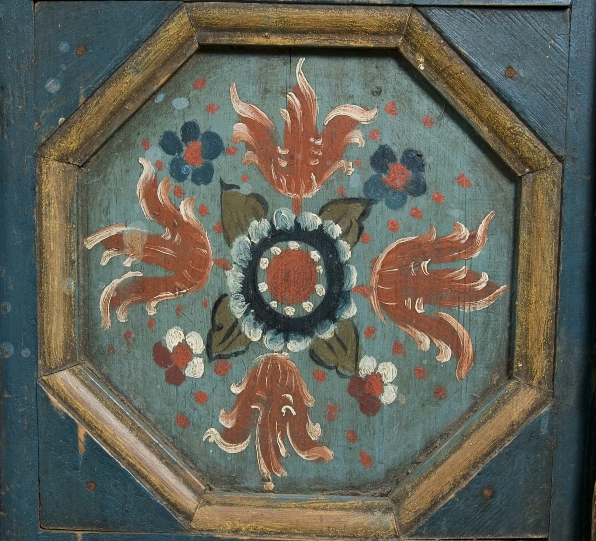 Dekormalt framskap med to dører i overdel