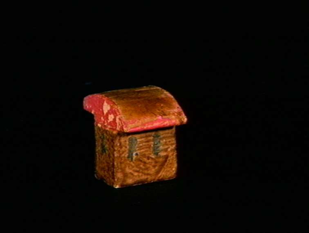 Sett med ca 200 leketøyhus laget av tre i forskjellige former og farger.