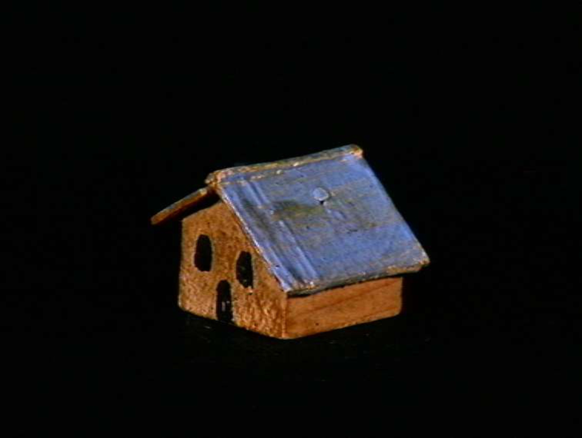 Sett med ca 200 leketøyhus laget av tre i forskjellige former og farger.