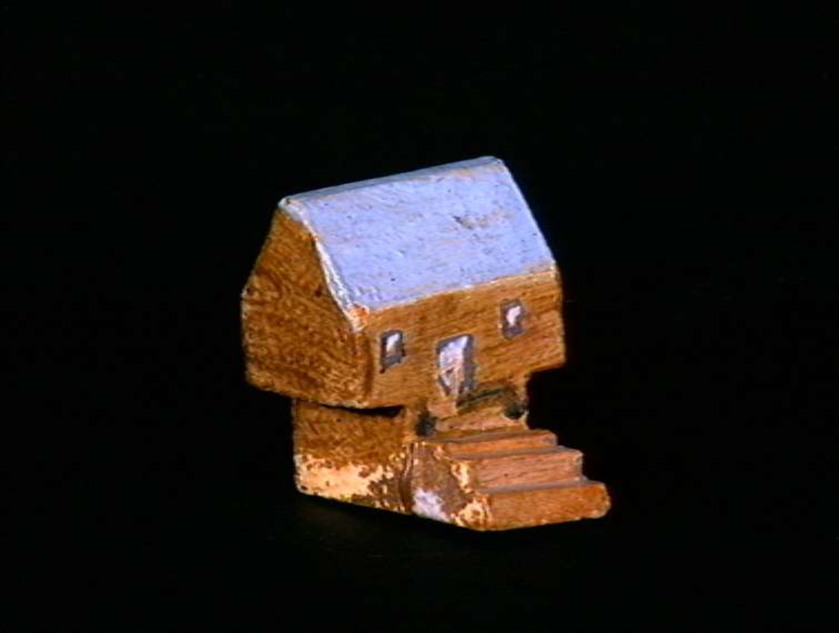 Sett med ca 200 leketøyhus laget av tre i forskjellige former og farger.