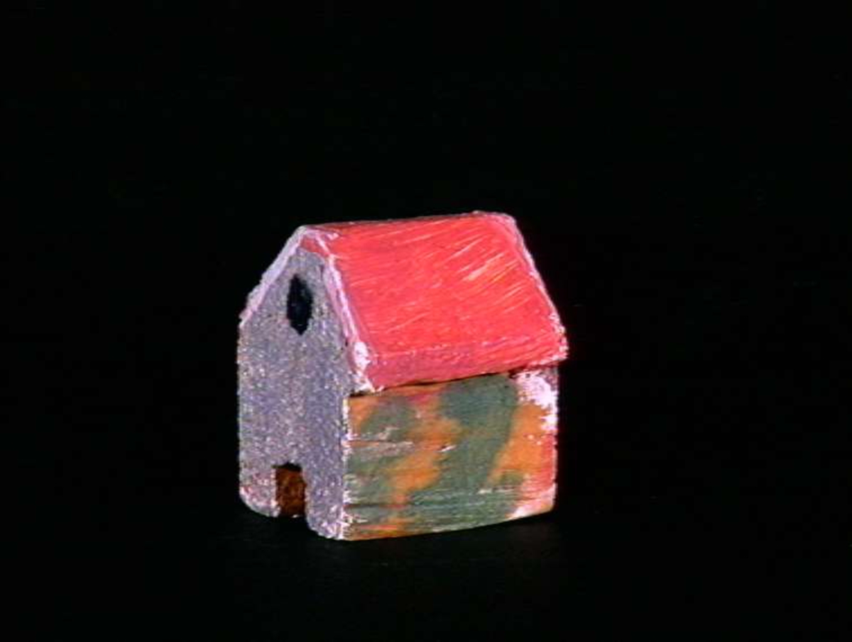 Sett med ca 200 leketøyhus laget av tre i forskjellige former og farger.