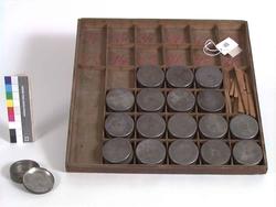 Boks, lønningsboks, 18 stk. på brett