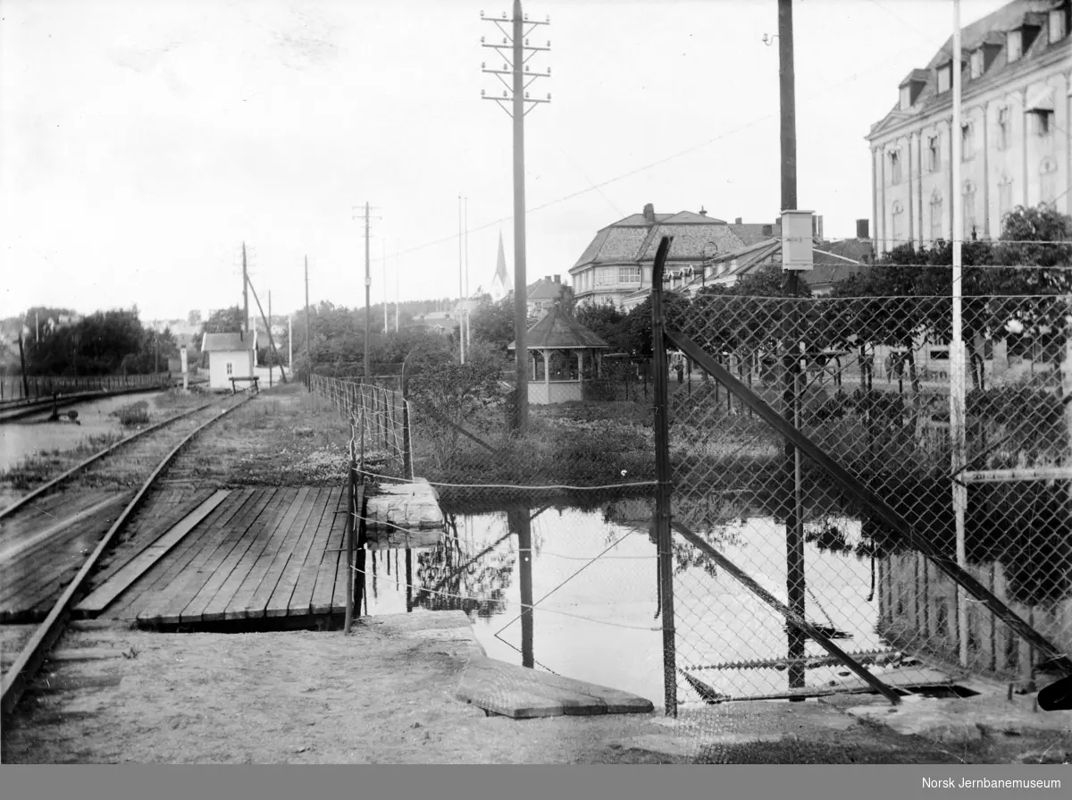 Flommen i 1927 : vegundergangen ved Victoria Hotel nord for Hamar stasjon med vannstand 8,24 meter
