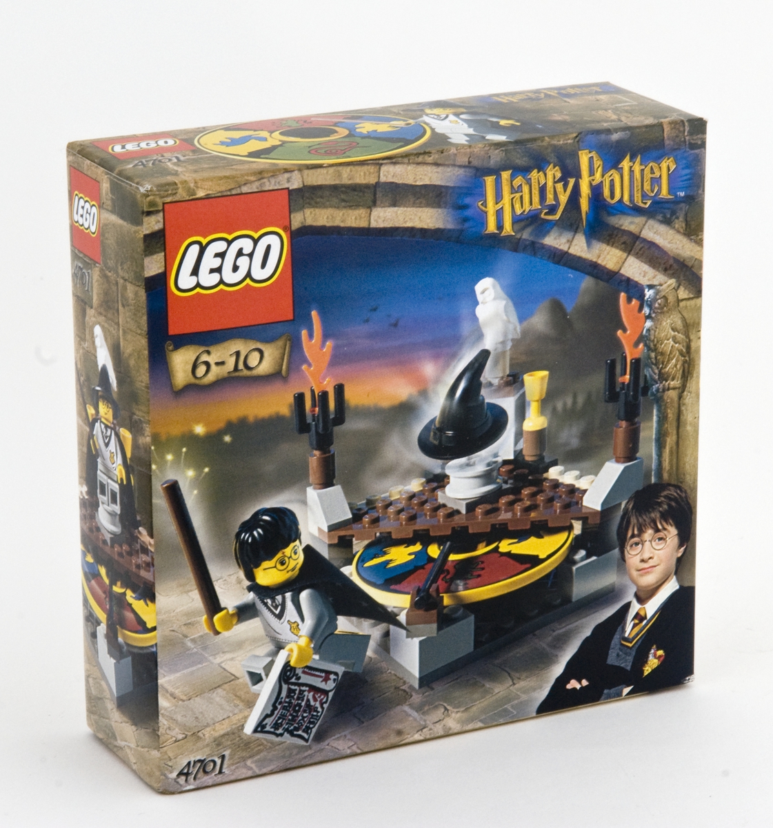 Lego beregnet på barn i alderen 6-10 år. 
Ett sett er bygd ferdig, men museet har originalpakningene (2). Byggesettene ligger i originalpakningen. Legosettet har nr.  4701. Nummeret indikerer hvilken del av den totale Harry Potter-borgen lego-settet tilhører. 