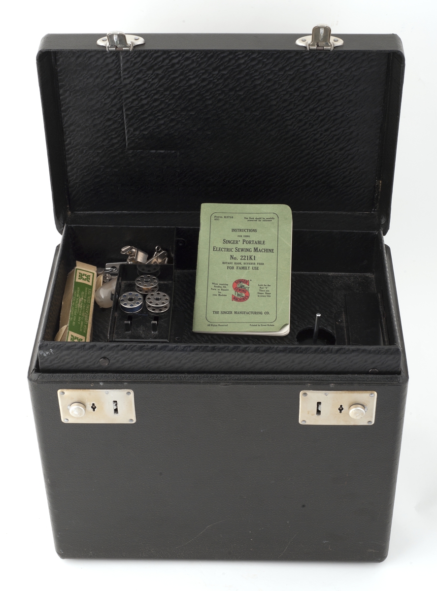 Symaskin med monterbar pedal i svart koffert. Løs innsats i kofferten med sysaker og instruksjonshefte. 