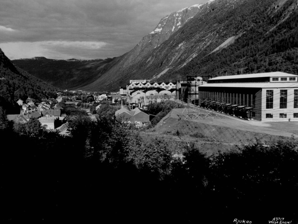 Fabrikkbygning i "Nyanlegget" (ca. 1930) på Rjukan. Rjukan i Vestfjorddalen i Tinn.