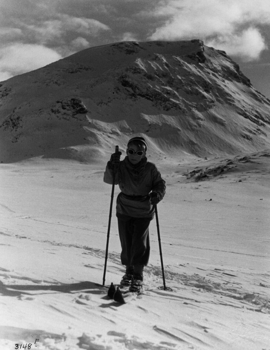 Skiløper ved Styggehø i Jotunheimen med snødekte fjell. - Norsk ...