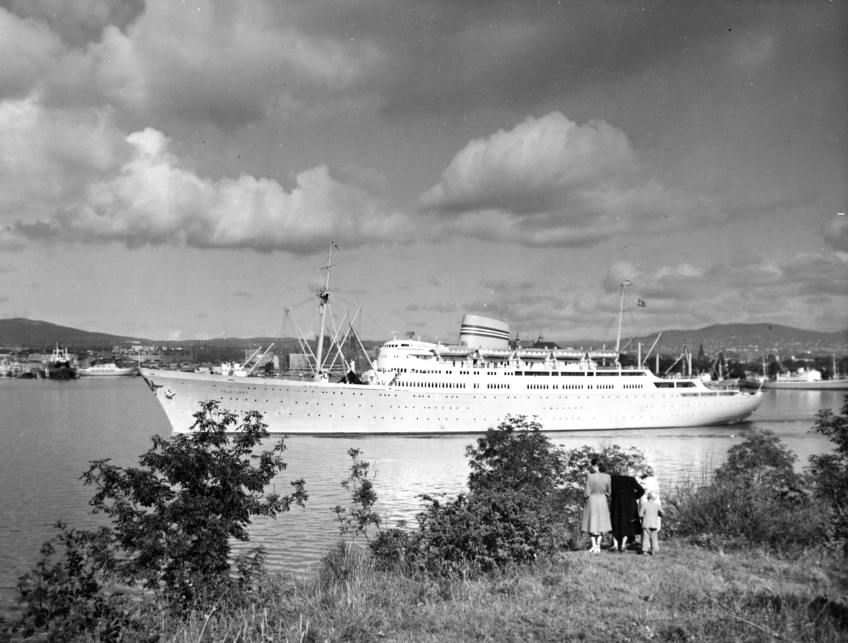 Fra Hovedøya med utsyn over Oslofjorden med passasjerskipet "Oslofjord", bygget 1949. Oslo sentrum i bakgrunnen. 1950.