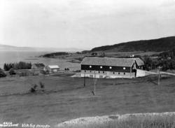 Landskap med gårdsbebyggelse, Malvik, Sør-Trøndelag.  Foran 