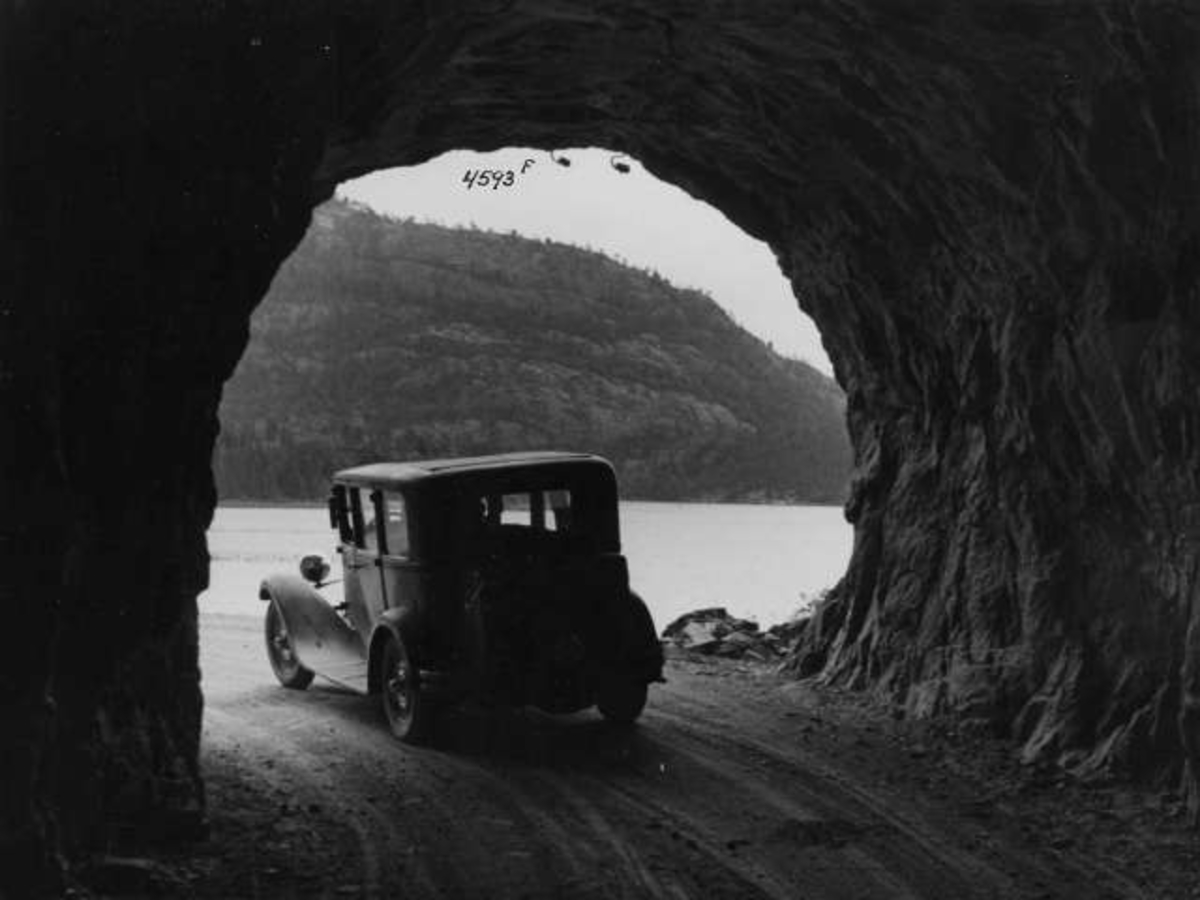 Veiparti med bil og tunnel, Fjærtunnelen på Bangsund, Namsos, Nord-Trøndelag, 1936. Fra protokoll:" Trøndelag Vei langs Namsenelven 1936"