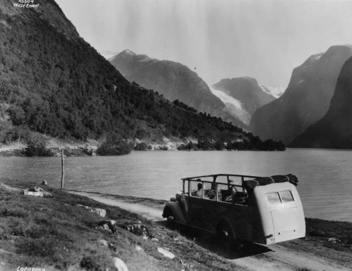 Åpen Minibuss På Veien Ved Lovatnet I Stryn Fjord Og Fjell Norsk