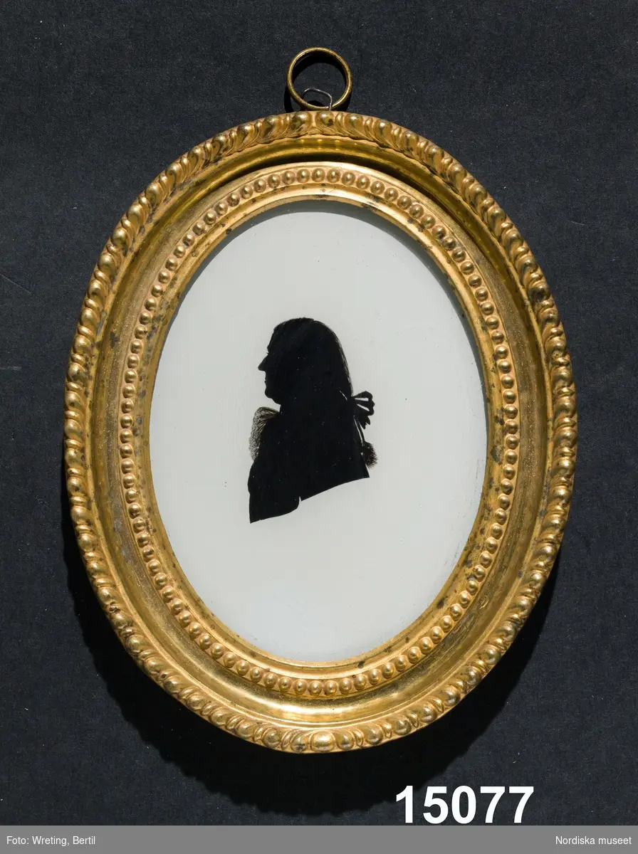 Silhuettporträtt, man med stångpiska och krås, bröstbild, vänster profil.