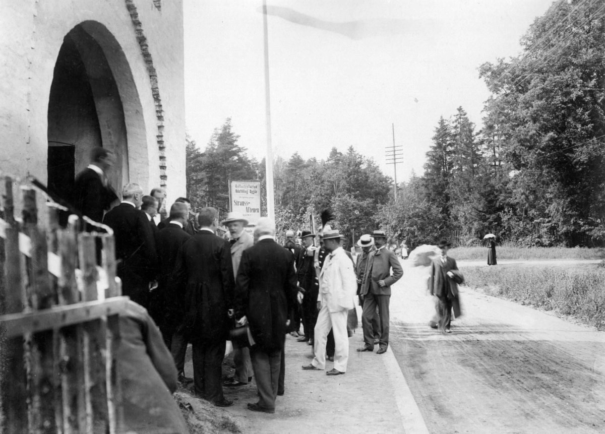 Den Kulturhistoriske utstilling 1901.
Kong Oscar II kommer til åpningen.