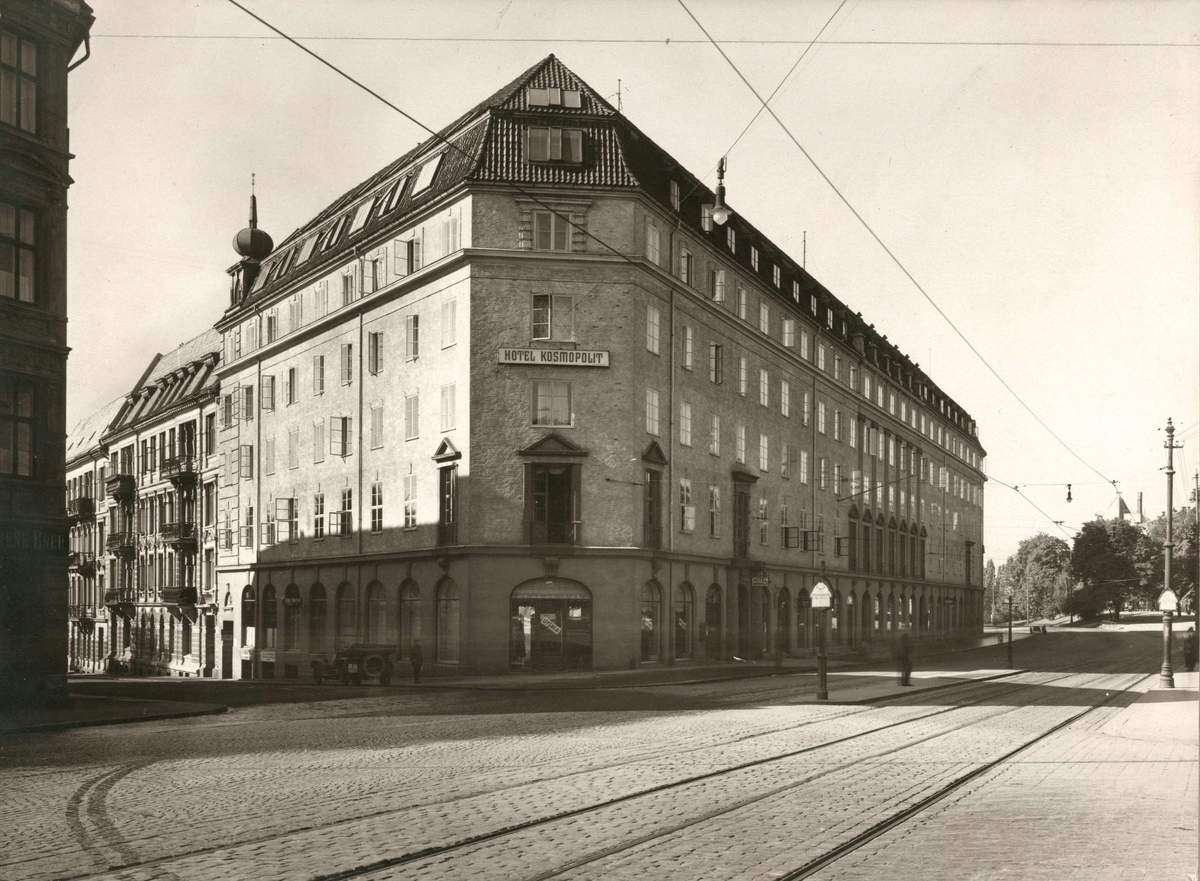 Handelsbygningen, Oslo, Drammensveien 20-24. Hotel Kosmopolit. Gatebilde med trikkeskinner.