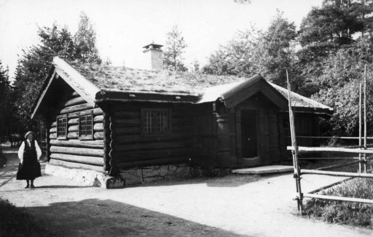 Stue fra Væråsmoen i Flesberg, Numedal. Fotografert i Numedalstunet på Norsk folkemuseum (1937 eller før).