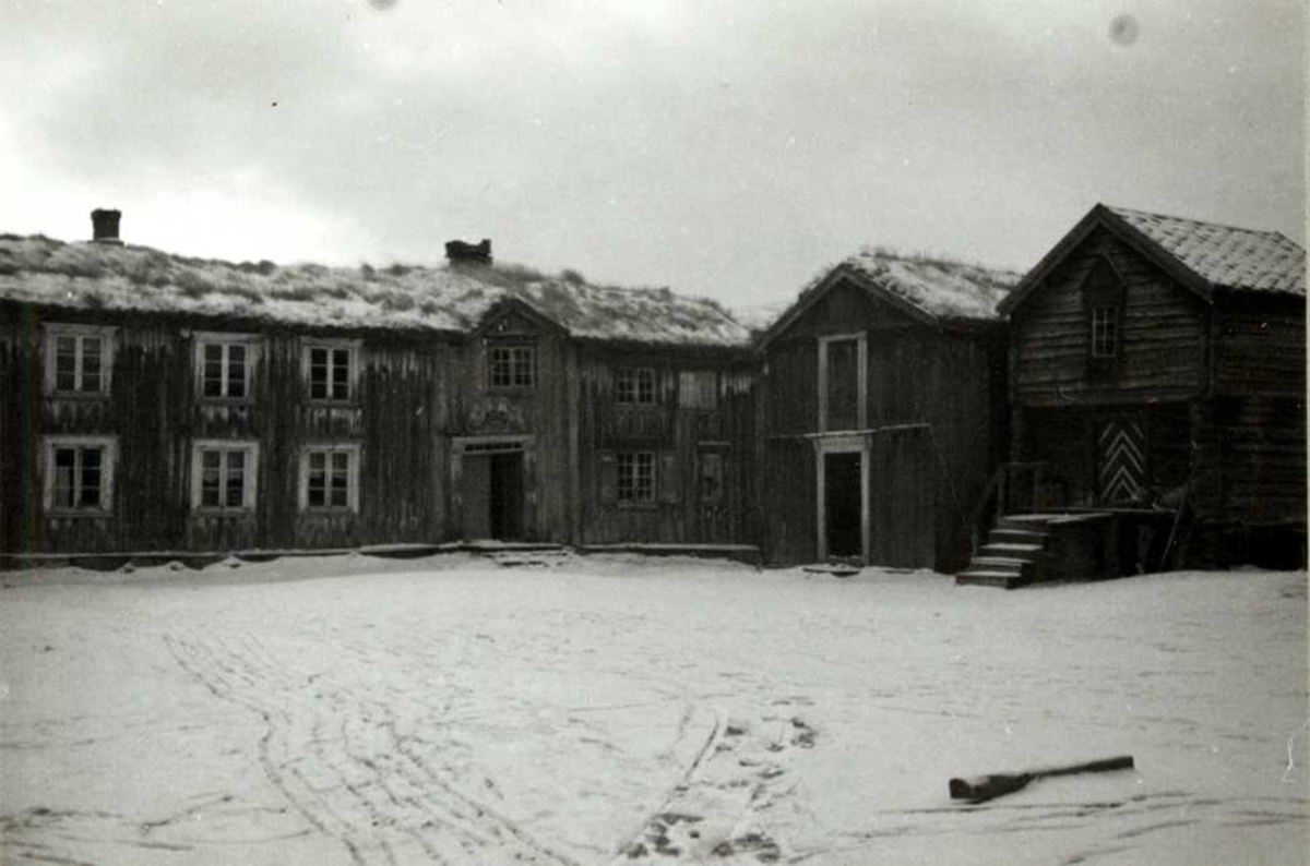 Holm, Os, Nord-Østerdal, Hedmark 1937. Gammelbygningen sett fra gårdsplassen. To uthus på siden.