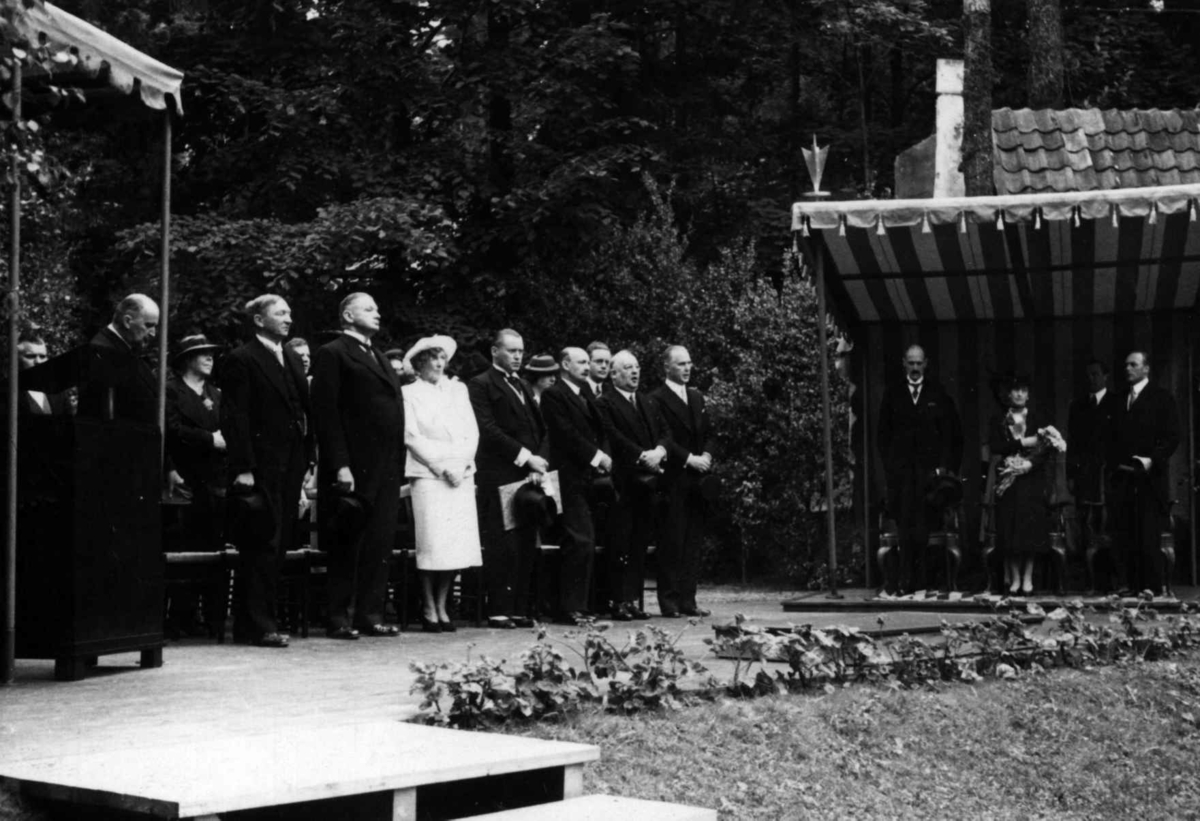Åpning etter nymontering den 27. juni 1938. Festtaler holdes i Friluftsteateret,NF349. Direktør Otto Andrup,overbringer hilsen.